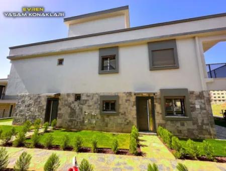 İzmir Seferihisar Çolakibrahim Mah.de 4+1 Satılık Villa